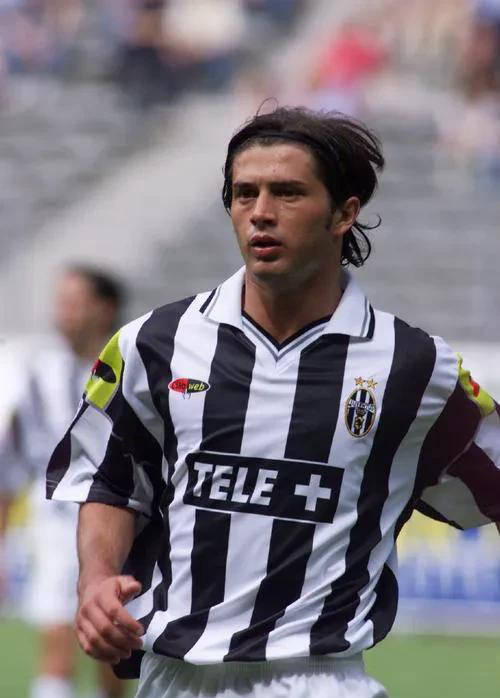 想去巴萨踢球的意大利硬汉，怼卡佩罗讽刺里皮，单季喝到10黄牌